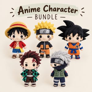Puede incluir: Cinco muñecos de ganchillo que representan personajes de anime, dispuestos en dos filas. El texto "Anime Character - BUNDLE -" aparece encima. Los muñecos tienen trajes de hilo detallados, ojos negros y peinados.