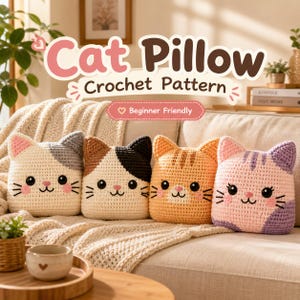 Op de afbeelding: Vier gehaakte katvormige kussens in crème, grijs, bruin, zwart, oranje en roze. Elk kussen heeft een lachend gezicht met snorharen en een roze neus. De tekst "Cat Pillow Crochet Pattern" is weergegeven.
