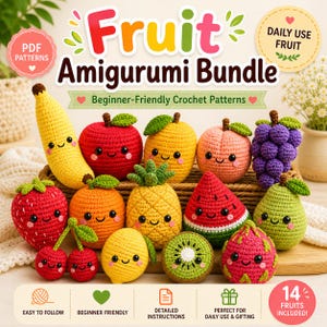 Könnte beinhalten: Eine Sammlung von 14 gehäkelten Frucht-Amigurumi, darunter Banane, Apfel und Erdbeere. Das Bild zeigt den Text "Fruit Amigurumi Bundle" und "Beginner-Friendly Crochet Patterns". Jede Frucht hat ein lächelndes Gesicht.
