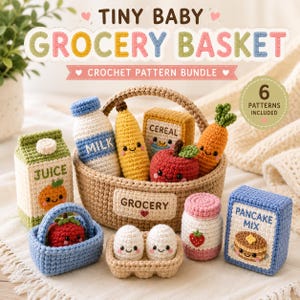 Könnte beinhalten: Ein Häkelmuster-Set für einen kleinen Baby-Einkaufskorb, bestehend aus einem beigen Korb mit Milchflasche, Banane, Müslischachtel, Apfel und Karotte. Enthält einen kleinen blauen Korb mit Erdbeere, Eierkarton, Marmeladenglas und einer Schachtel Pfannkuchenmischung.