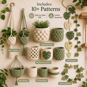 Può includere: Una collezione di portavasi, coprivasi, ghirlande di foglie e mini cestini all'uncinetto fatti a mano, in varie dimensioni e colori. L'immagine include il testo "Includes: 10+ Patterns". Gli articoli sono nelle tonalità del crema e del verde.