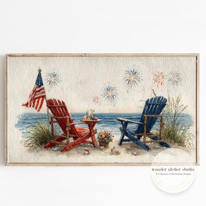 Könnte beinhalten: Aquarellmalerei einer Strandszene mit zwei Adirondack-Stühlen, einem roten und einem blauen, und einer amerikanischen Flagge. Feuerwerk explodiert am Himmel über dem Meer. Ein kleiner Tisch hält Blumen und Getränke.