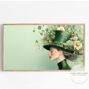 Könnte beinhalten: Eine Frau mit grünen Augen trägt einen grünen Hut, der mit Kleeblättern und Blumen verziert ist. Der Hut ist ein traditioneller irischer Koboldhut. Der Hintergrund ist in einem sanften Grün gehalten.