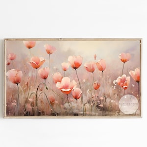 Könnte beinhalten: Ein Gemälde, das ein Feld mit rosa Mohnblumen in einem weichen, verträumten Stil zeigt. Die Blumen befinden sich in verschiedenen Blühstadien, einige sind vollständig geöffnet, andere noch in Knospen. Der Hintergrund ist ein verschwommenes, pastellblaues Blau, das dem Gemälde ein romantisches und ätherisches Gefühl verleiht.