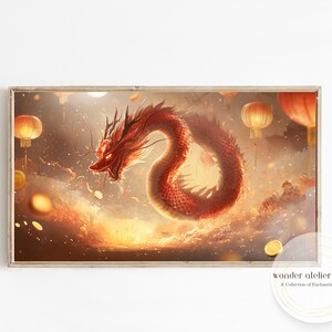 Könnte beinhalten: Ein roter Drache mit goldenen Schuppen und einem langen Schwanz fliegt durch die Luft. Der Drache ist umgeben von roten und goldenen Laternen, die am Himmel hängen. Der Hintergrund ist ein goldener Himmel mit Wolken.