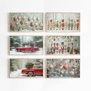 Puede incluir: Conjunto de seis estampados navideños de estilo vintage que representan un coche rojo con un árbol de Navidad en la parte superior, un grupo de figuras de cascanueces y varios adornos navideños. Las estampas tienen un fondo azul claro con un efecto de nieve.
