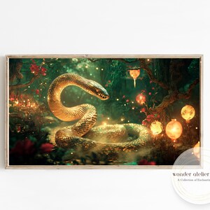 Könnte beinhalten: Eine goldene Schlange, die sich um einen Baumzweig in einer üppigen grünen Waldlandschaft windet. Die Schlange wird von leuchtenden Laternen beleuchtet, die an den Ästen hängen.