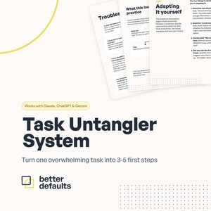 Könnte beinhalten: Ein Task Untangler System Dokumentenset mit weißen Seiten und schwarzem Text, einschließlich Überschriften wie Adapting it yourself und Troubles. Der Titel Task Untangler System ist in großer schwarzer Schrift mit dem better defaults Logo.