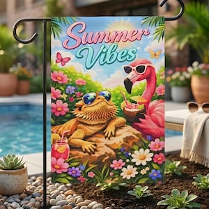 Puede incluir: Una bandera de jardín con una colorida ilustración de un lagarto y un flamenco con gafas de sol, con el texto "Summer Vibes". La bandera tiene un fondo de cielo azul con flores y mariposas.