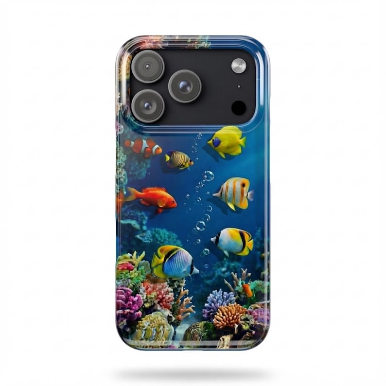 Pode incluir: Uma capa de telefone transparente com um design subaqu&aacute;tico vibrante. O design inclui corais coloridos, v&aacute;rias esp&eacute;cies de peixes e bolhas contra um fundo azul profundo. A capa tem um acabamento brilhante.