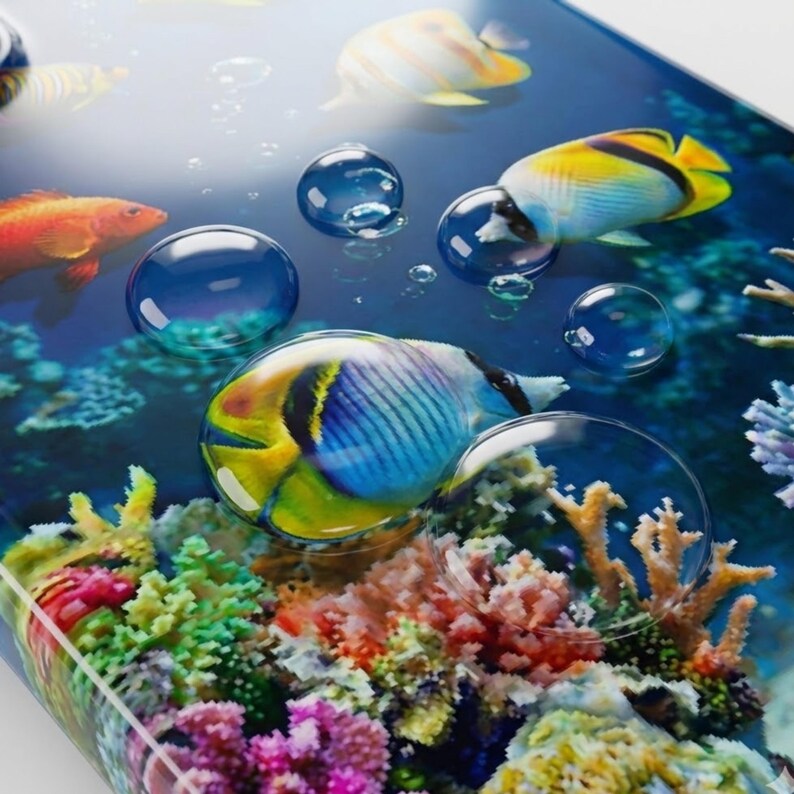 Pode incluir: Imagem em close-up de uma cena subaqu&aacute;tica colorida. A imagem apresenta v&aacute;rios peixes tropicais, corais e gotas de &aacute;gua. Os peixes s&atilde;o amarelos, azuis e laranja. Os corais s&atilde;o uma mistura de rosa, amarelo e verde. As gotas de &aacute;gua criam um efeito 3D.