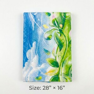 K&ouml;nnte beinhalten: Ein rechteckiges Handtuch mit einem lebendigen Blumendesign. Das Handtuch hat einen blauen Himmel Hintergrund mit wei&szlig;en Wolken und gr&uuml;nen Ranken mit Bl&auml;ttern und Wassertropfen. Der Text "Size: 71cm x 41cm" befindet sich unten.