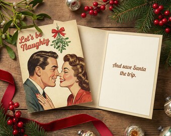 Könnte beinhalten: Vintage Weihnachtskarte mit einer Retro-Illustration eines Paares, das sich unter Mistel küsst. Die Karte trägt auf der Vorderseite die Aufschrift "Let's be Naughty" und innen "And save Santa the trip". Festliche Weihnachtsdekorationen.