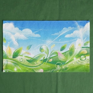 K&ouml;nnte beinhalten: Rechteckige Badematte mit einer lebendigen Illustration eines sonnigen Himmels mit flauschigen wei&szlig;en Wolken und einer &uuml;ppigen gr&uuml;nen Landschaft. Das Design umfasst stilisierte Bl&auml;tter, Wassertropfen und einen Farbverlauf aus Blau- und Gr&uuml;nt&ouml;nen.
