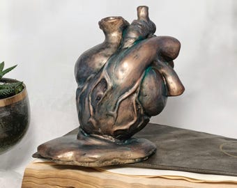Escultura de corazón anatómico hecha a mano: decoración gótica de yeso y bronce