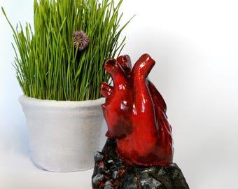 Escultura de corazón anatómico rojo: decoración gótica médica hecha a mano