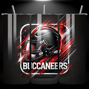 Puede incluir: Un vaso negro y rojo con un gráfico de un casco de fútbol y el texto "BUCCANEERS".
