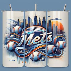 Pode incluir: Um copo branco com um design colorido que apresenta o logotipo dos New York Mets, bolas de beisebol e uma cidade. O copo tem um canudo e uma tampa.