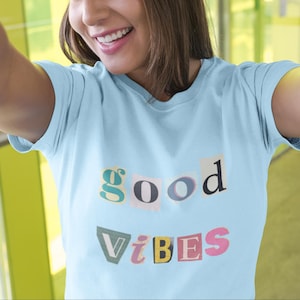 Camiseta Good Vibes, camiseta Positive Vibe, camiseta gráfica, camiseta estilo retrô, camiseta de jornal, top inspirador