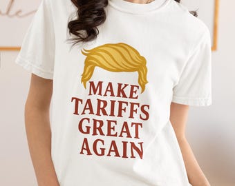 Puede incluir: Camiseta blanca con una imagen de dibujos animados de un peinado rubio y el texto "MAKE TARIFFS GREAT AGAIN" en rojo.