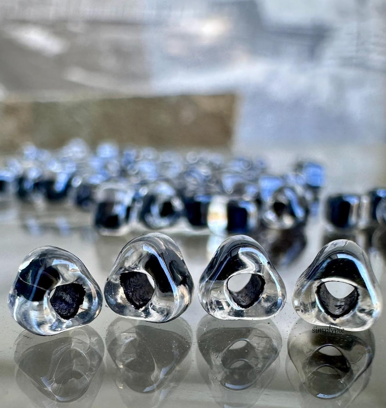 100 Black CL Triangle Miyuki Beads sgr