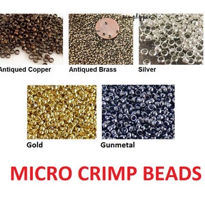 Puede incluir: Surtido de micro cuentas de crimpado en varios colores, incluyendo cobre antiguo, lat&oacute;n antiguo, plata, oro y metal de ca&ntilde;&oacute;n. Estas peque&ntilde;as cuentas se utilizan para la elaboraci&oacute;n de joyas y manualidades.