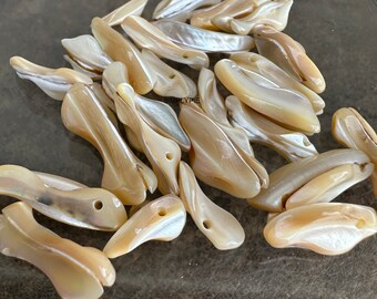 Creamy Beige Frangia Iridescent Mother of Pearl Shell Beads 18 Pcs MOP