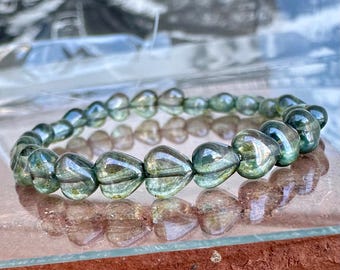 Cuentas de vidrio checo Green Moss Lumi Heart de 6 mm, 25 unidades, brillo verde Picasso #GRND