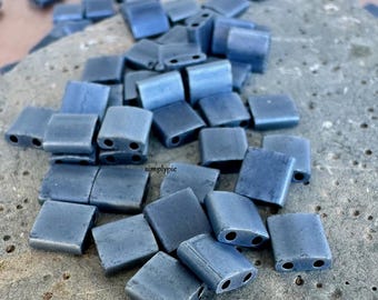 Cuentas de vidrio Tila azul pizarra de dos agujeros Miyuki 50 planas cuadradas de 5 mm