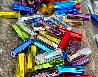Cuentas de vidrio tubular checo Preciosa Twisted Bugle Jewel Tone de 10 g