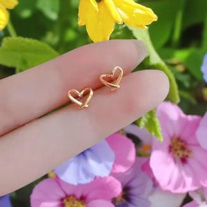 Zierliche Goldherz Ohrstecker, hypoallergen Schmuck