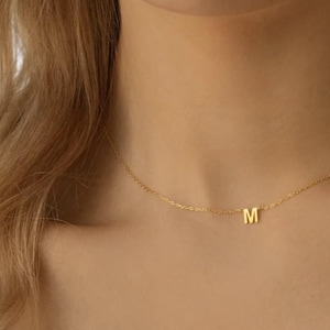 Collar elegante con inicial, collar con letra inicial pequeña, collar delicado en capas, joyería con colgante de letra personalizada, joyería minimalista, regalo para madre