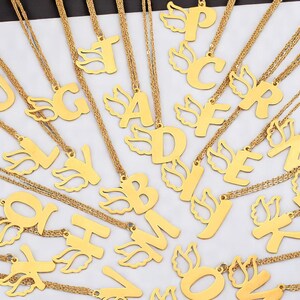 Colar delicado de aço inoxidável com inicial de asa de anjo - Joia personalizada com letras de A a Z, colar com nome dourado, colar com pingente minimalista para ela