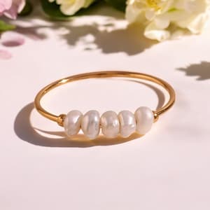 Elegante anello con perle d&#39;acqua dolce, regalo delicato per lei, anello impilabile delicato, anello con perle dorate, gioielli fatti a mano, regalo di anniversario, fedi nuziali