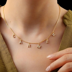 Regalos de joyería de oro de cumpleaños personalizados para ella Collar con nombre inicial personalizado - Colgante de letras del alfabeto de acero inoxidable chapado en oro para mujeres