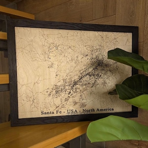 Carte de Santa Fe découpée au laser Carte de localisation en bois sculpté Carte en bois personnalisée gravée Carte de toutes les villes du monde Carte en bois personnalisée Cadeau commémoratif