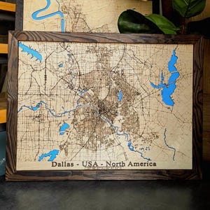 Carte de Dallas découpée au laser Grande carte de la ville en bois Topographie personnalisée fabriquée en bois Carte de la ville gravée personnalisée Emplacement unique carte en bois Cadeau pour lui