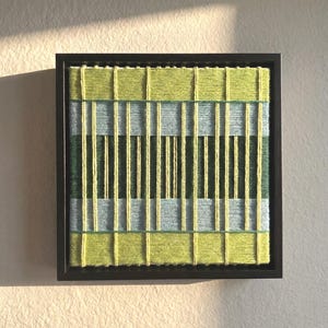 Inramad modern geometrisk väggkonst med garn, grön och blå dekor i mitten av århundradet, minimalistisk textil 3D-väggdekor med garn