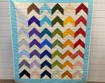 Handgemachte Chevron Quilt 52x60 | Regenbogen Patchwork Quilt | Moderner Wurf-Quilt | Bunte Bettwäsche | Runden-Quilt | Minimalistischer Quilt
