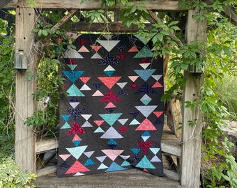 Handgemachter Moderner Quilt 160x87 | Geometrisches Dreieck Quilt | Schwarz Quilt | Zeitgenössische Bettwäsche | Doppelgröße | Minimalistischer Quilt