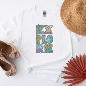 Camiseta unisex con estampado de letras modernas para adultos y niños, camiseta "Explora la naturaleza".