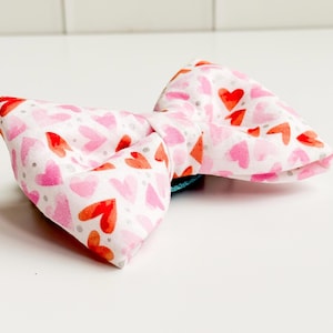 Hondenstrikje roze hart – Handgemaakte halsbandaccessoire, duurzame vlinderstrik van tweedehands stof voor huisdieren, leuk cadeau voor hondenliefhebbers