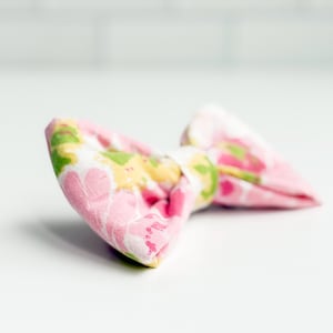 Pink Garden Florals hondenstrikje – Handgemaakte hondenhalsbandaccessoire, duurzame, tweedehands stoffen vlinderdas voor huisdieren, leuk cadeau voor hondenliefhebbers