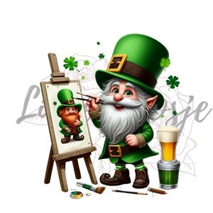 Op de afbeelding: Een groene kabouter met een witte baard schildert een schilderij van een andere kabouter op een houten ezel. De kabouter draagt ​​een groene hoed met een gouden gesp en een groene vest. Er staat een glas bier op de tafel naast de ezel.