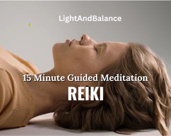 Può includere: Una donna giace sulla schiena con gli occhi chiusi, meditando. Il testo "15 Minute Guided Meditation REIKI" è visualizzato sotto di lei.