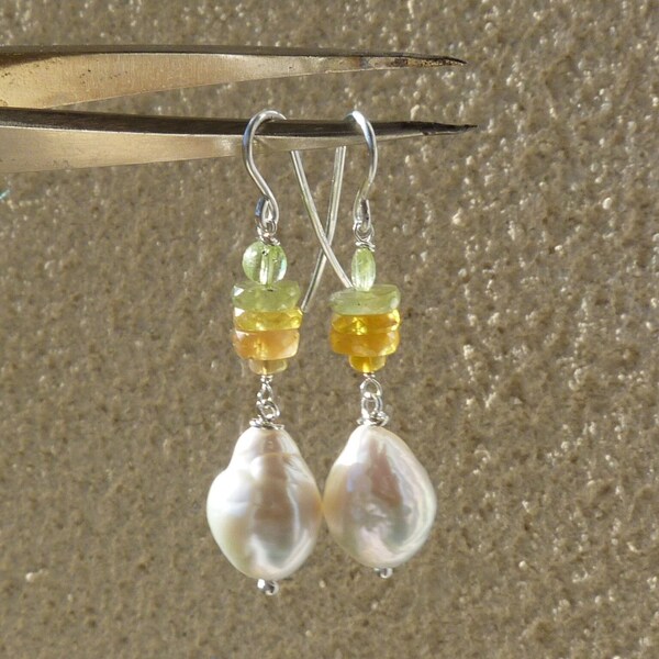 Boucles d'oreilles argent 925, 2 perles d'eau douce blanches, saphirs jaune et vert, péridots