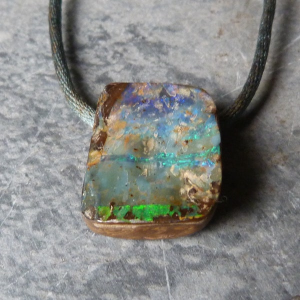 Baumwollband mit einem australischen Boulderopal