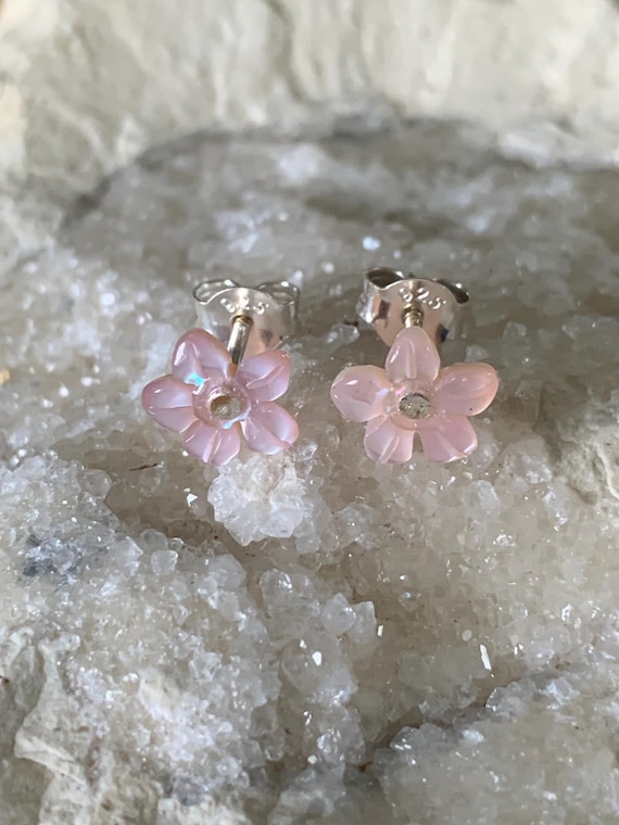 Earrings, studs, silver, carved mother of pearls : IMPORTANT, French vat is included,20% off for US,australian and canadian buyers