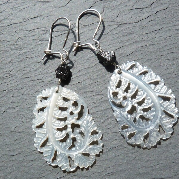 Boucles d'oreilles, argent, coquillages nacre blanche, 2 diamants noirs, bruts