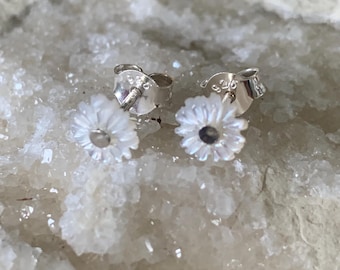 Earrings, studs, silver, carved mother of pearls : IMPORTANT, French vat is included,20% off for US,australian and canadian buyers